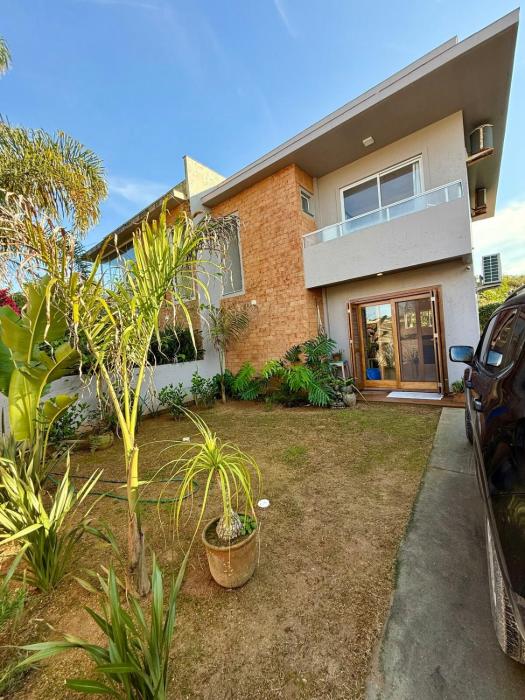 Casa com piscina em local tranquilo