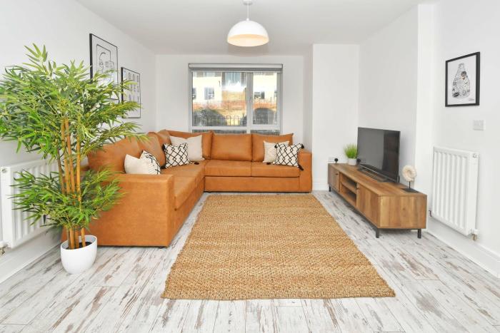 3BDR Ivory House with Canal Views in Hanley