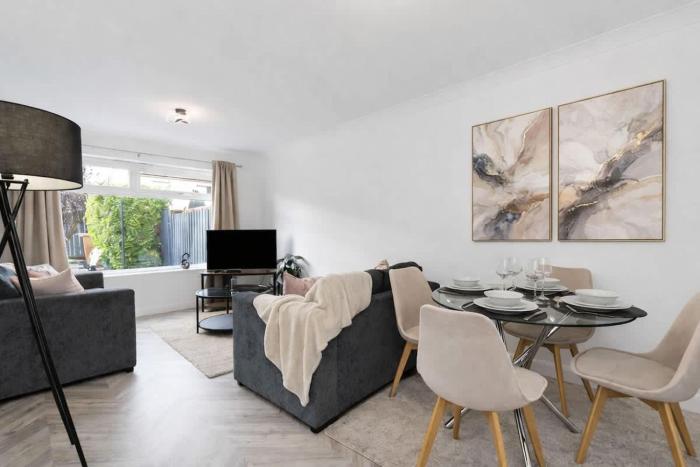 Contractor & Family Friendly House - Sleeps 8 - FREE Parking and Fast Wi-Fi