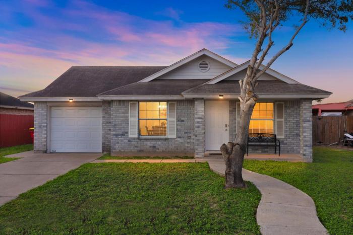 Hot Tub! Dog-Friendly Gem 6 Mi to Dtwn Brownsville