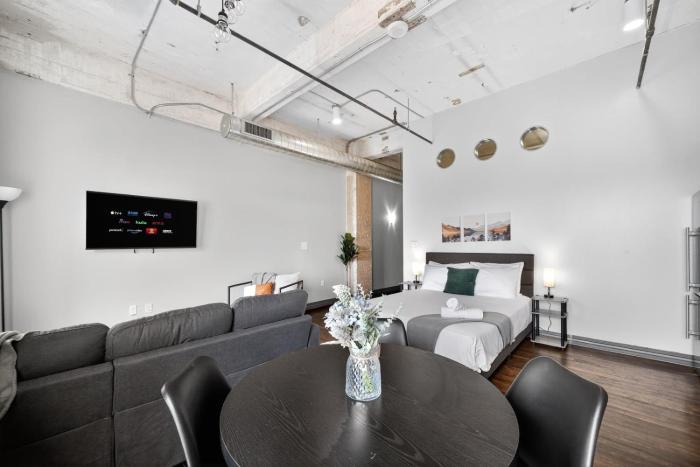 Modern Downtown Apartment | Pool, Laundry, Valet Parking