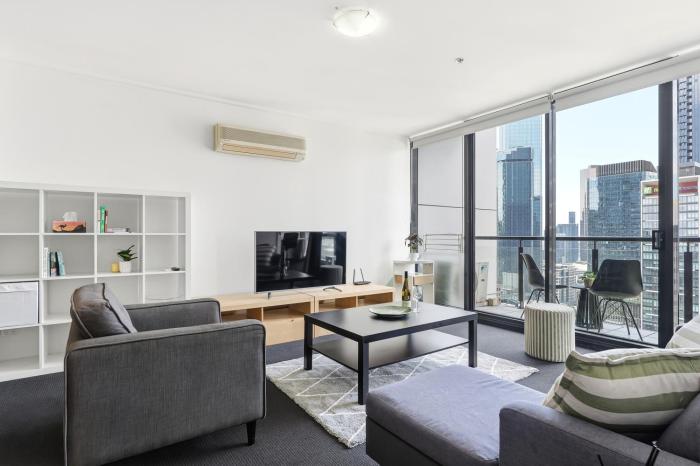 Stunning CBD Penthouse Top-Floor Living with Pool, Gym & Skyline Views