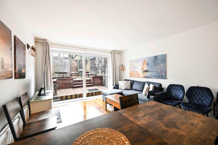 Spacious 5-Bedroom Family Home in Greenwhich