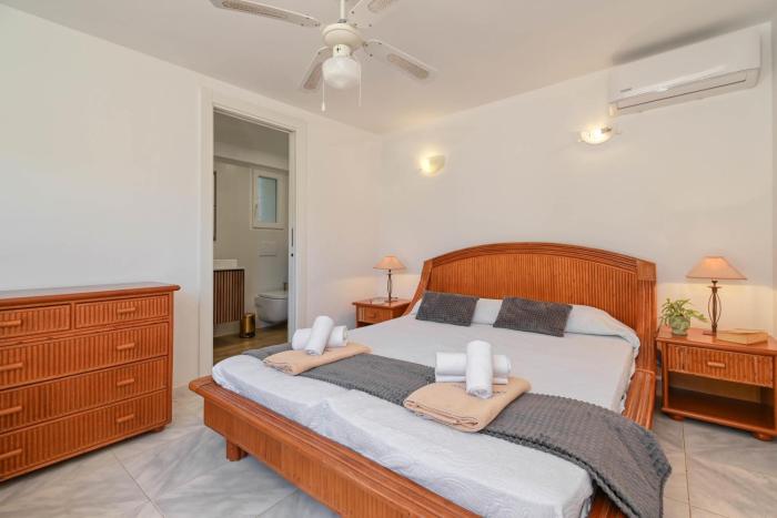 Villa Hermosa by Aguilarent