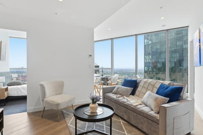 Signature CBD Luxury 2 Bedroom - Pool, Sauna & Gym Access