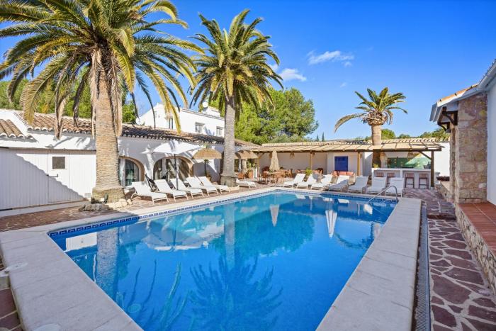 House - Sleeps 10 to 34 - Heated Pool - Parking