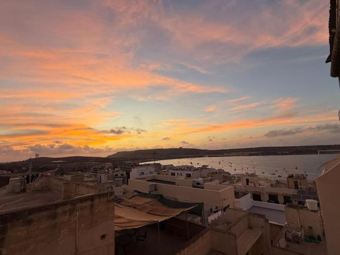 Magical Sunsets, Top Floor 2BR ,Walk to Beach