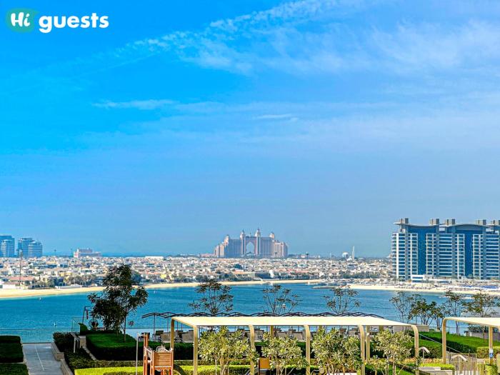 HiGuests - Sunlit 1 BR Escape with Emaar Beachfront Access