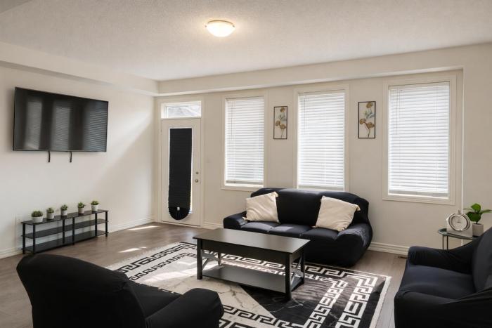 2024 Built Stylish 3BR Cambridge Townhouse with Foosball, Free Parking, WiFi, Full Kitchen, Laundry, 8 Min Drive to African Lion Safari! Perfect for Group Trips & Work Stays!