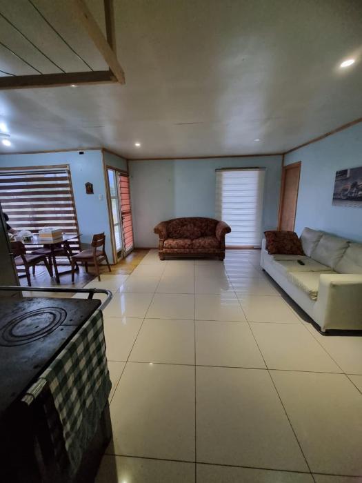 Casa familiar rodeada de vegetacion y con vista al mar