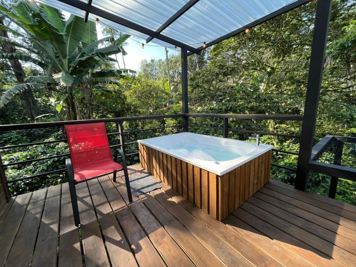 Cabaña tipo glamping en finca cafetera con zonas verdes, avistamiento de aves, paisaje cafetero