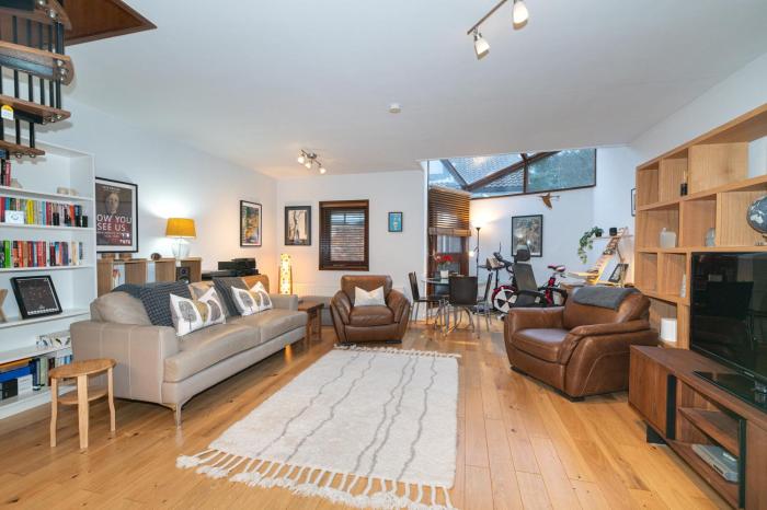 Bright 1-Bed House Near Hampstead Heath w Parking - Pass the Keys