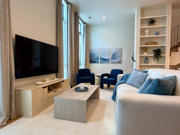 New Lux Townhome off Magnolia Rooftop Patio