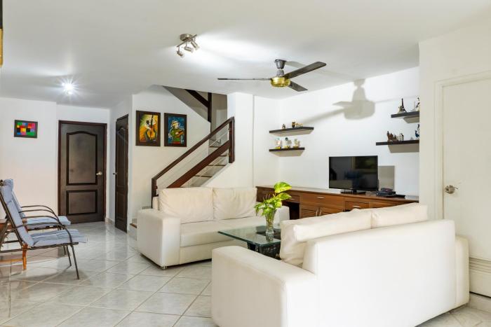 Casa en conjunto cerrado, frente al mar