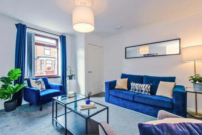 2BDR Droylsden House In Manchester With WParking