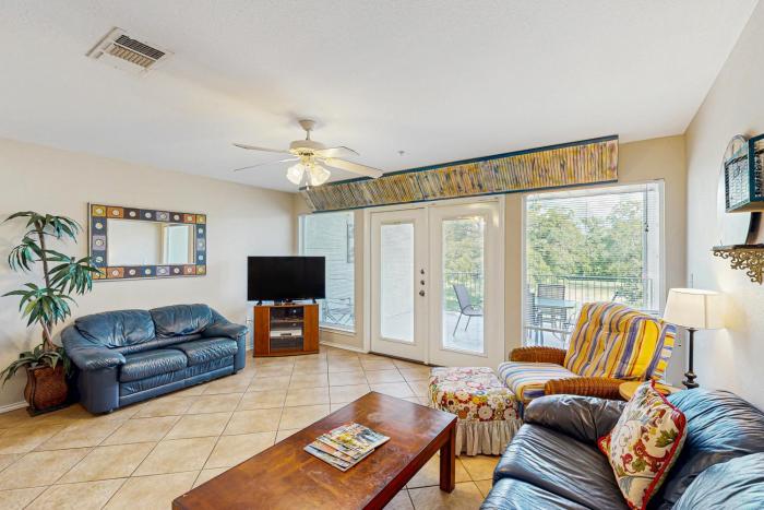 Condo by river & Schlitterbahn with pools, hot tubs, washerdryer, central AC