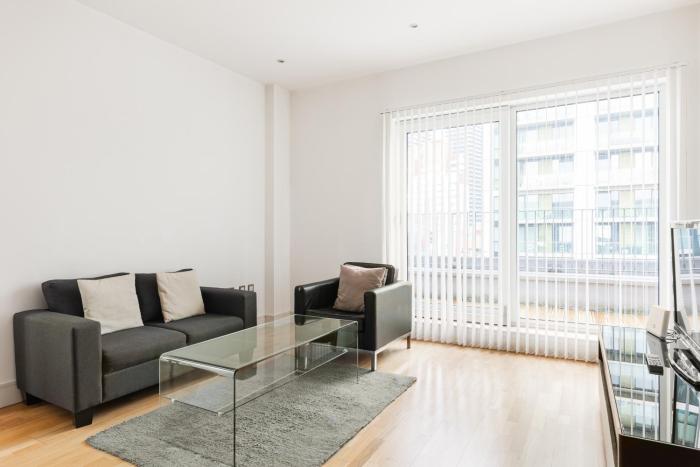 New! Cosy 1BR Penthouse with Balcony by Canary Wharf