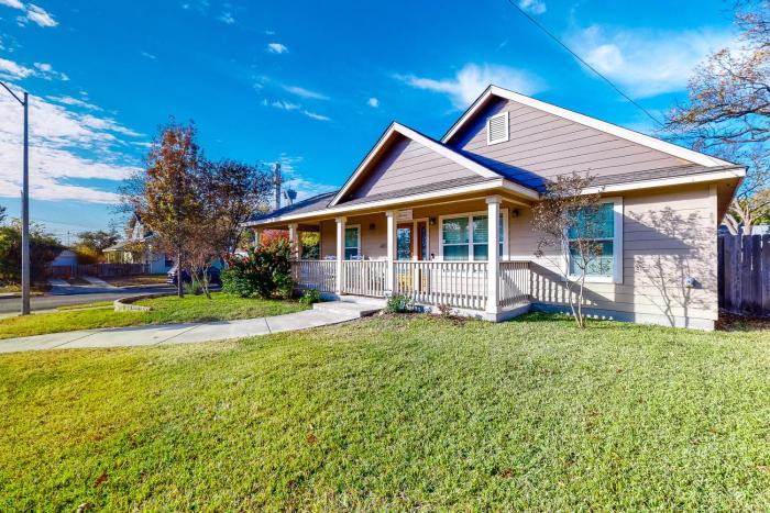 Welcoming home walkable to Steps of Alamodome & riverfront & near River Walk