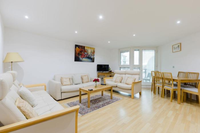 Welcoming 2BDR Riverside Retreat in Central London