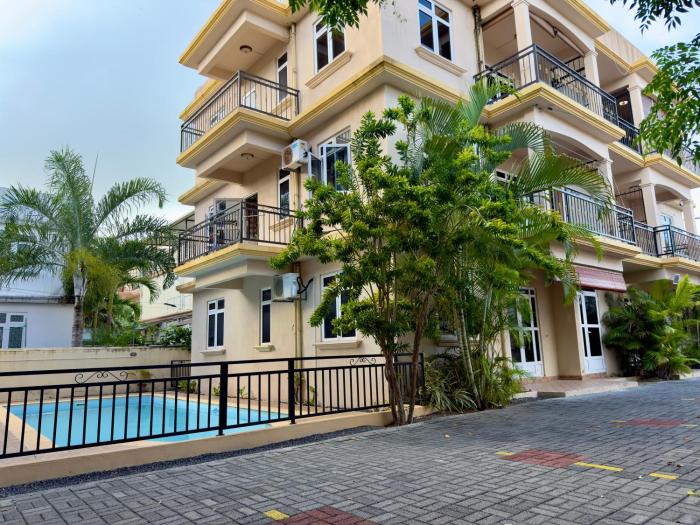 Family 3-Bedroom Apartment with Pool, Pereybère