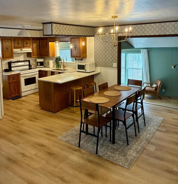 Modern Country Retreat, 3BR, Fiber Wi-Fi