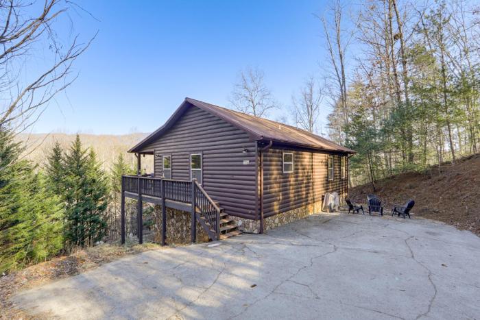 Mtn-View Getaway w Lake Access in Whittier!