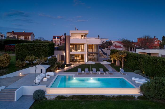 Luxury Villa PS Deluxe in Pula for 8 persons with 60 m2 heated pool, wellness & sea view