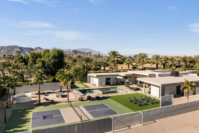 Gold @ Elemento49 Pool Pickleball Sleeps 18