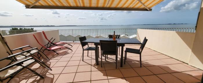 Appartement vue mer avec grande terrasse sur la plage