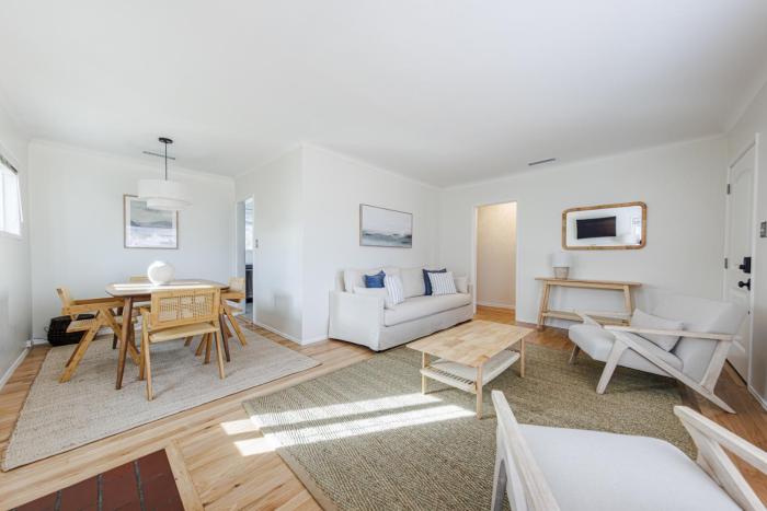 Hollywood Gem - 3BR House with Free Parking and Outdoor Space