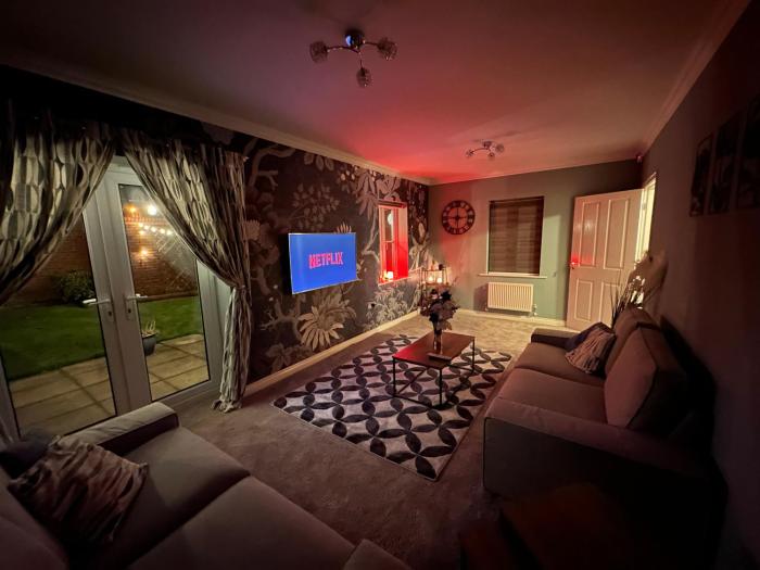 Cosy detached 3-bed, free parking, near Manchester