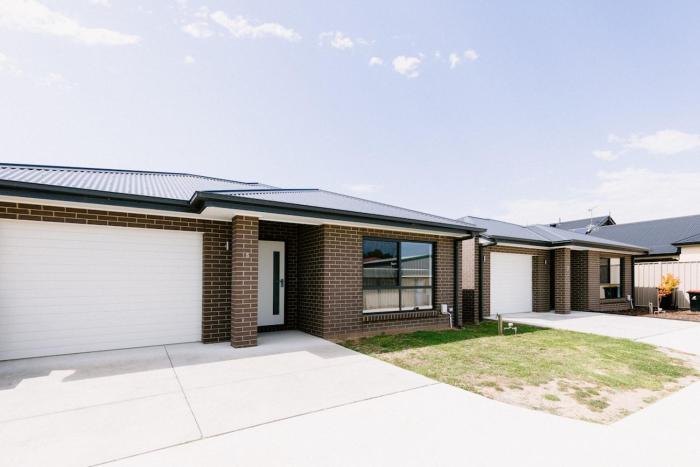 2 Houses, Sleeps 12, 4 Bathrooms, Private Location