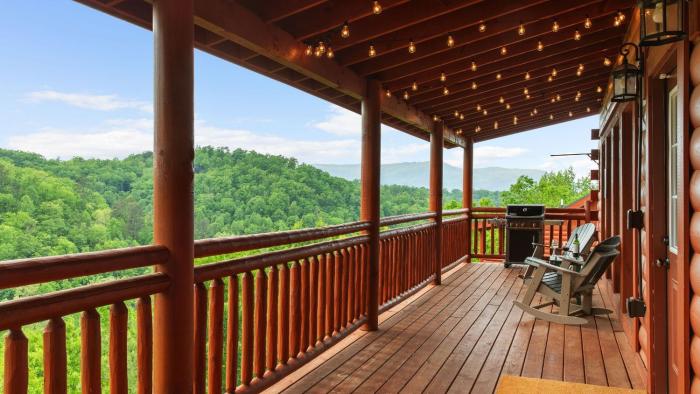 Smoky Ridge by AvantStay Renovated Cabin w Indoor Pool Game Room Theater