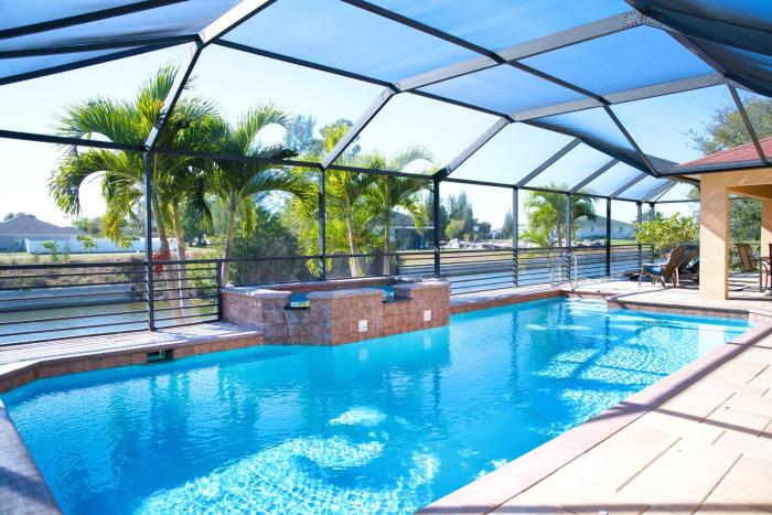 "Blue Diamond" heated pool house by the water