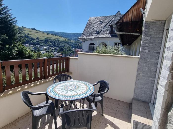 Agréable T2 à La Bourboule, Terrasse Sud, WiFi, Parking - FR-1-608-298