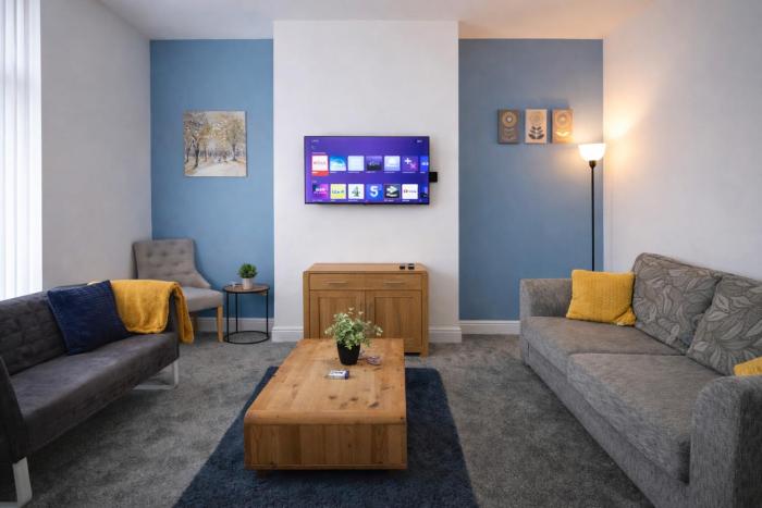 Spacious 4 BR Sleeps 13 Contractors Private Drive Near Airport and NEC Private Parking Hinkley Homes