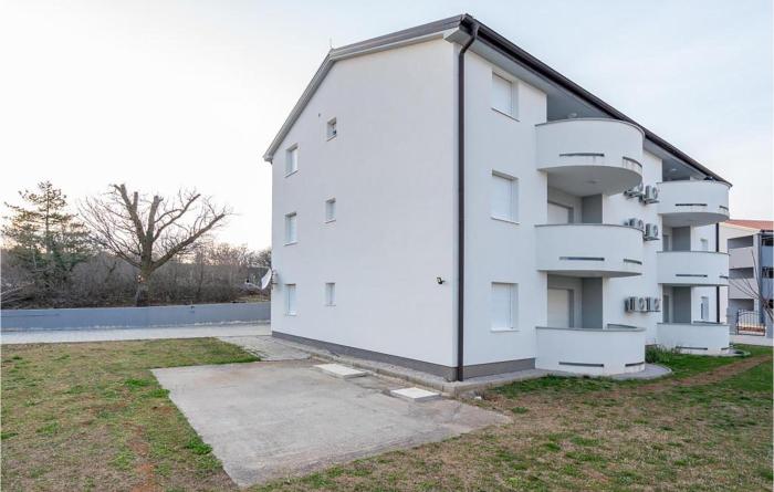 Lovely Apartment In Cizici With Wifi