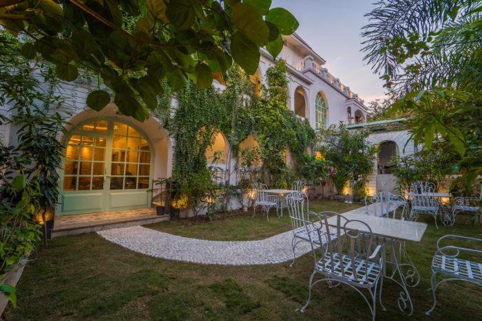 Lumira Queensbury Villa