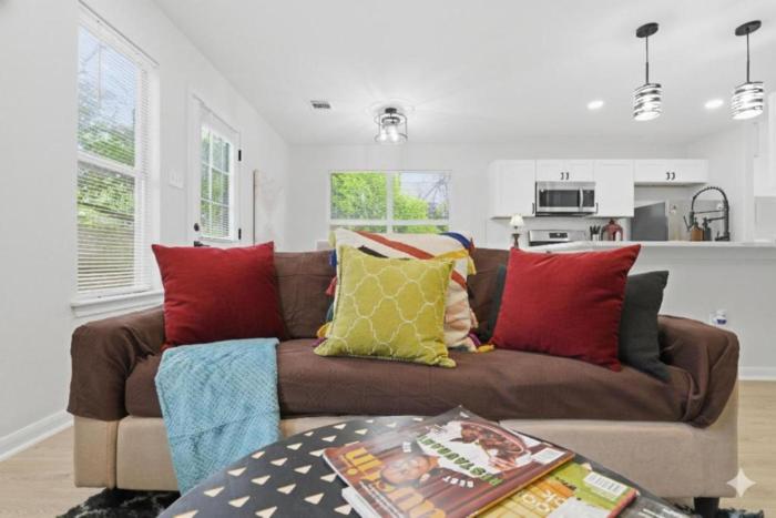 2025 Two-Story 4BR Home King Beds, Ensuite Baths & Big Yard Walk to UT