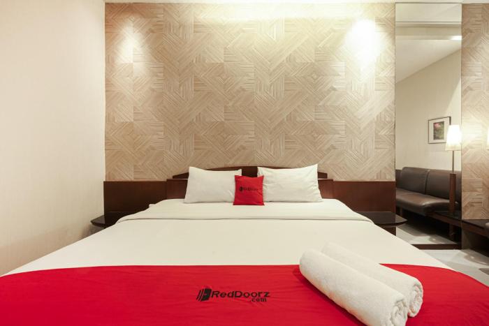 RedDoorz Plus @ Cipaganti Street 3