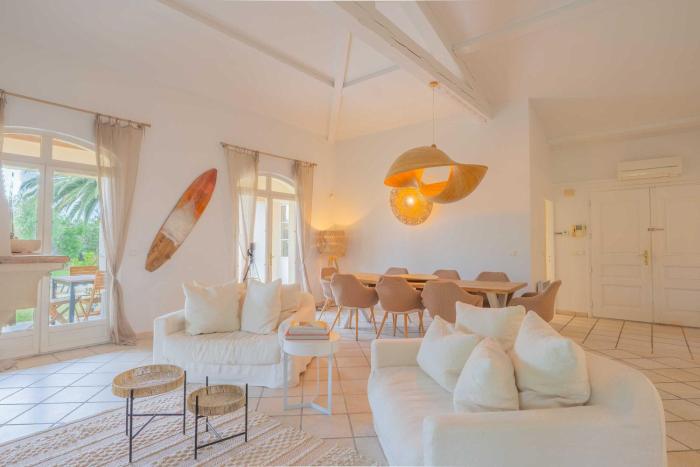 Spacious Villa with Pool & A-C for 8 - Sea View