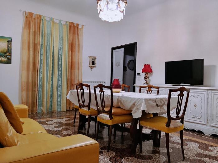 WOW HOME 2 - 175 mq - posteggio privato - davanti porto traghetti - fino a 10 posti letto - balcone