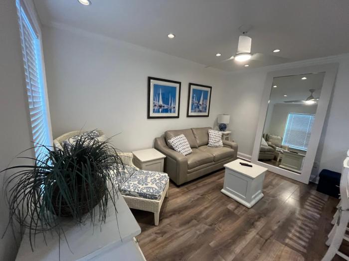 Beachside One Bedroom Condo with Pool Access