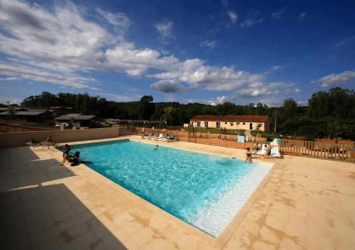 Camping 3 étoiles - piscine chauffée à flanc de colline
