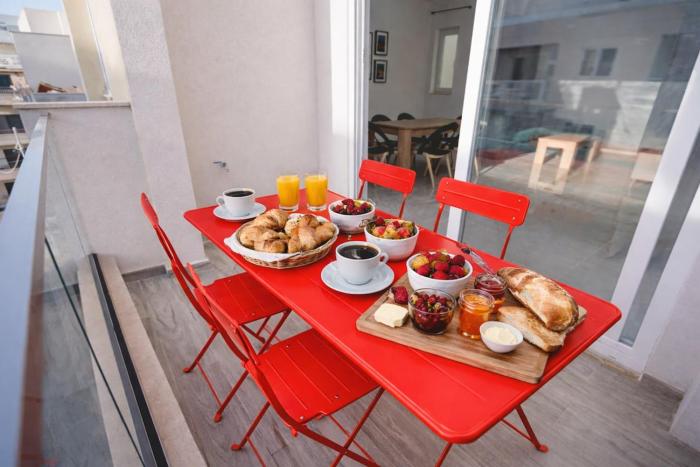 Modern 3-Bedroom Apartment with Terrace