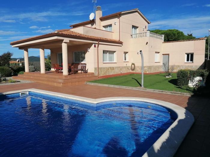 Exclusive Virginia Lloret