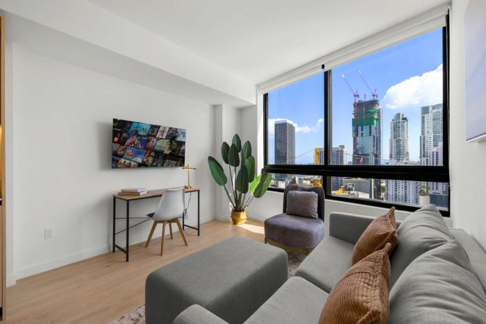 Modern Downtown Miami Condo w Pool and Gym