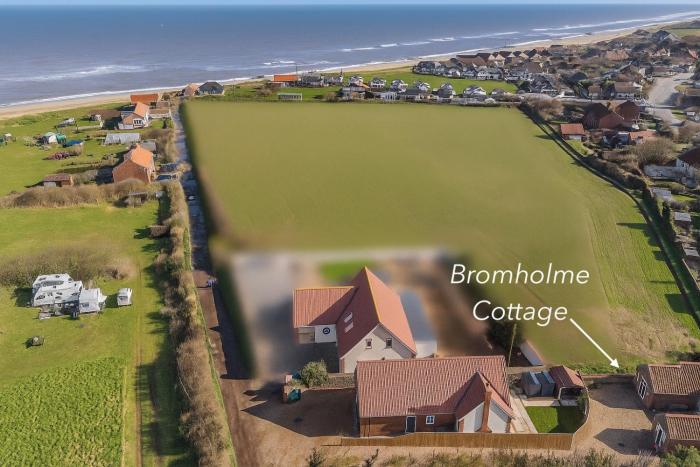 Bromholme Cottage Bacton - Sleeps 10, hot tub, close to beach