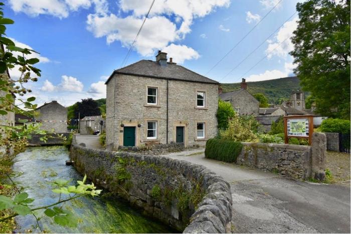 Charming Riverside Cottage in Bradwell, Central Peak District, 4 Guests