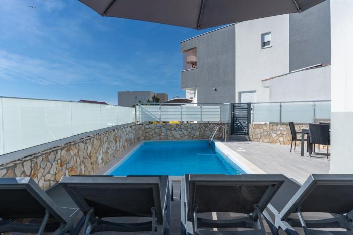 Blue Skyline with private pool